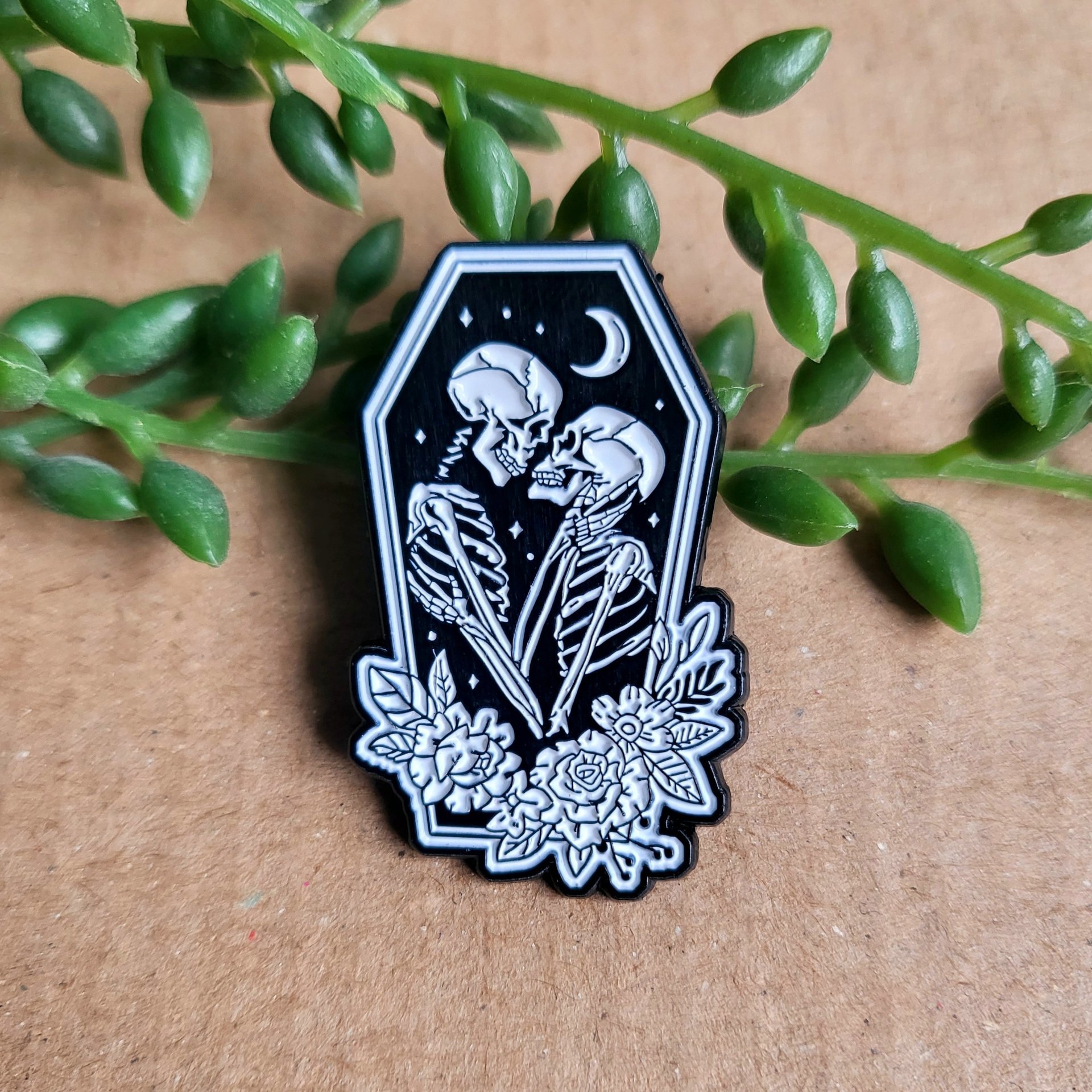 Valentines Skeleton Lovers enamel pin badge