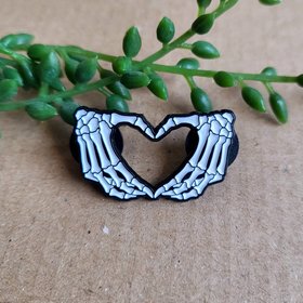Valentines Skeleton heart enamel pin badge
